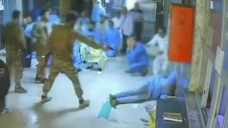 Druhý muž vystřelí s pistolí