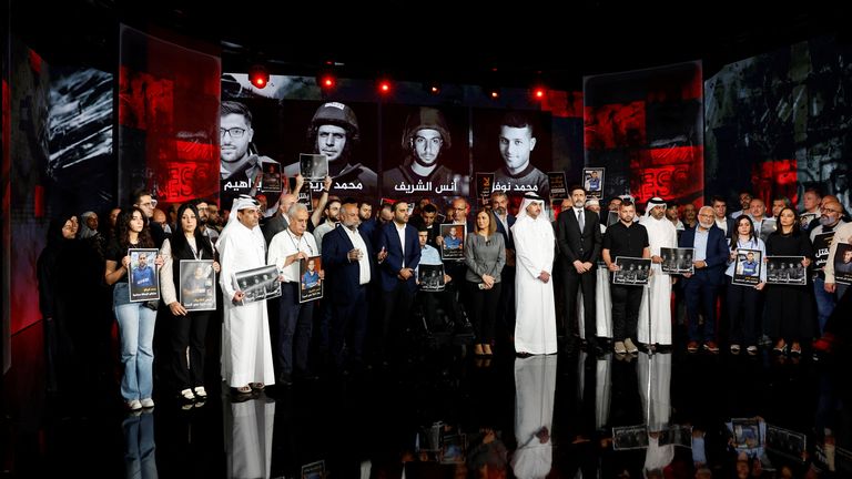 Zaměstnanci Al Jazeera se shromažďují ve studiích sítě, aby si pamatovali své kolegy. Pic: Reuters