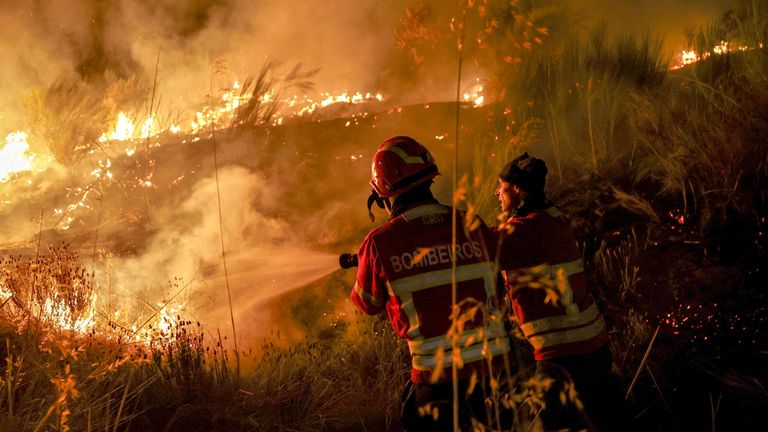 Hasiči pracují na uhasinění požáru v Trancosu v Portugalsku. Pic: Reuters