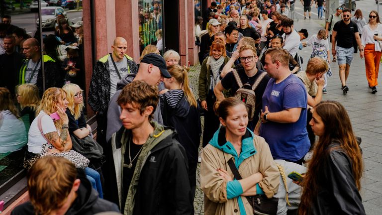 Fronta při otevření prvního německého obchodu v Berlíně v Berlíně. Soubor pic: ap