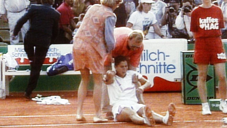 Monica Seles po útoku Hamburku sedí na zemi. Pic: Ap