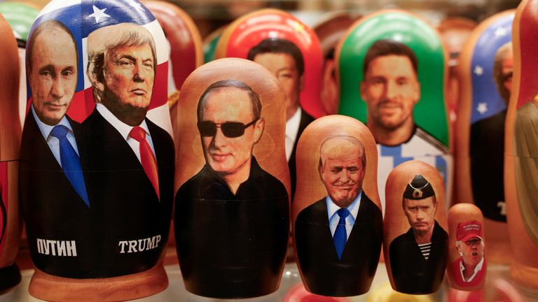 Ruské tradiční hnízdní panenky s obrázky Vladimíra Putina a Donalda Trumpa v obchodním obchodě v Moskvě. Pic: Reuters
