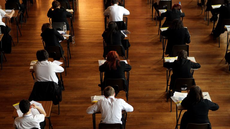 Probíhá matematická zkouška na Pittville High School, Cheltenham. Soubor pic: PA