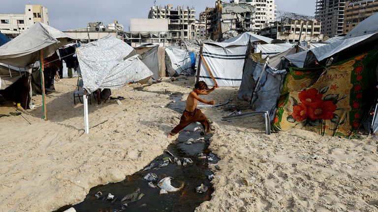 Palestinský chlapec skočí přes odpadní vodu ve městě Gazy. Pic: Reuters