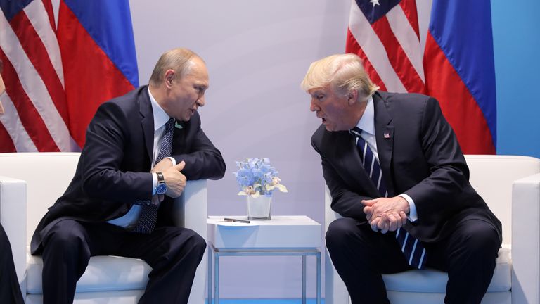 Pan Trump hovoří s panem Putinem v Hamburku v roce 2017. Obrázek: Reuters