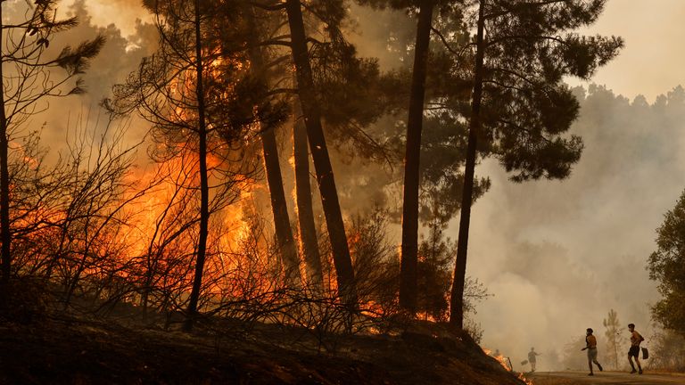 Obyvatelé a dobrovolníci se snaží vydat požár v Larouco, severozápadní Španělsko. Pic: Ap