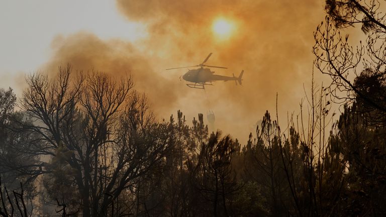Vrtulník spustí vodu na požár v Larouco. Pic: Ap