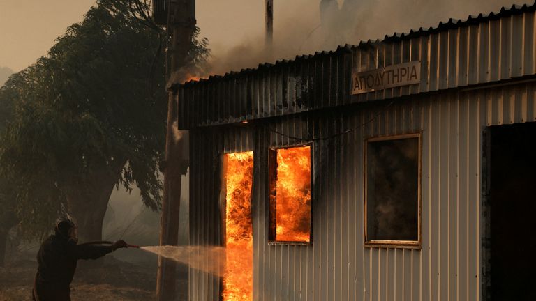 Požáry spalují domy a továrny a nutí evakuaci poblíž Patras. Pic: Louiza Vradi/Reuters