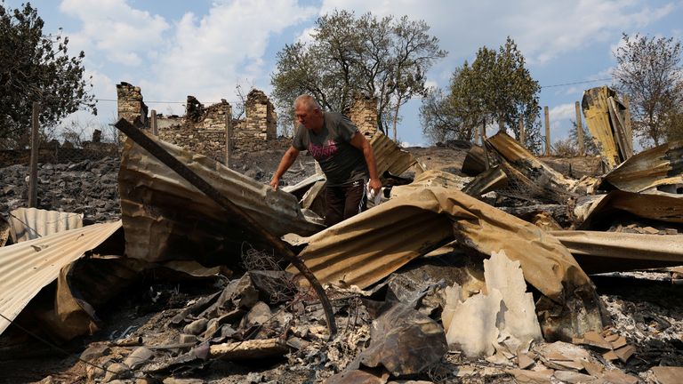 Muž prochází zbytky budovy na majetku své rodiny v Skenderbegas v Albánii. Pic: Reuters