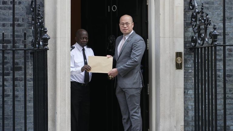 Sebastien Lai předal dopis do 10 Downing Street v březnu