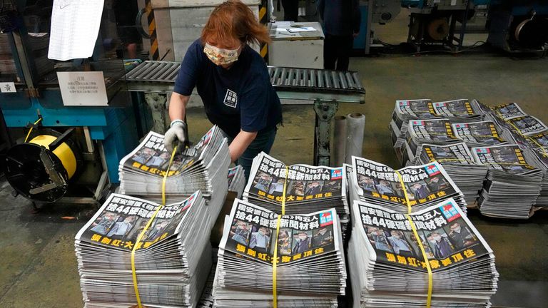 Pracovník sbalí kopie Apple Daily Newspaper. Pic: Ap