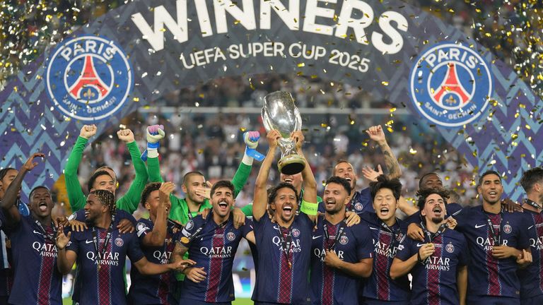 Marquinhos PSG zvedne trofej. Pic: Ap