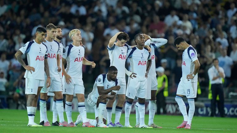 Hráči Tottenham reagují během pokutové přestřelky. Pic: Ap