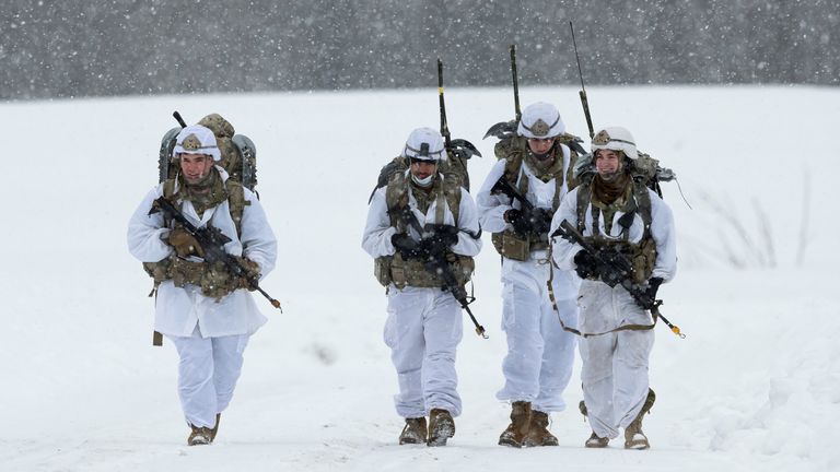 Americká armáda výsadkáři trénují na vojenské základně, kde se budou konat diskuse. Soubor Pic: Reuters