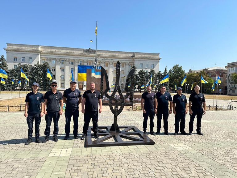 Kurchyk a jeho tým v srpnu 2024 předtím, než byla zničena budova regionální státní správy Kherson. Pic: Hokars 