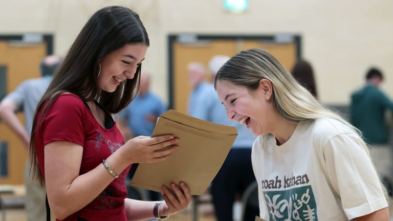 Isabelle Myles (vlevo) a Hollie Wilson na Sullivan Upper School v Belfastu. Pic: Pa