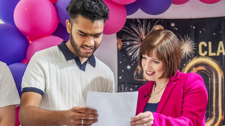 Ministr školství Bridget Phillipson se studentem Ali Imran na Trafford College. Pic: Pa