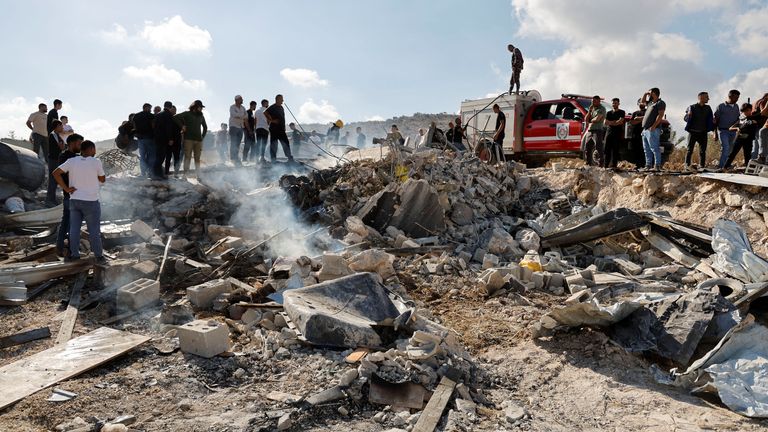 Palestinci kontrolují zařízení poškozené během izraelského nájezdu na izraelském západním břehu. Pic: Reuters/Raneen Sawafta