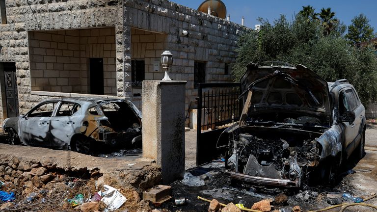 Popálená auta jsou vidět po útoku izraelských osadníků poblíž Ramalláhu na izraelském západním břehu. Pic: Reuters/Ammar Awad 