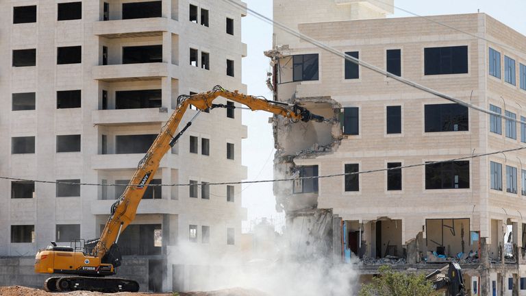 Izraelské těžké stroje zbourá palestinskou budovu poblíž Betléma na izraelském západním břehu. Pic: Reuters/Mussa Qawasma