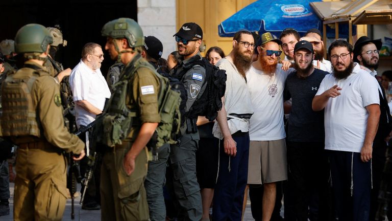 Izraelská vojska stojí stráž během týdenního turné osadníků v Hebronu na izraelském západním břehu. Pic: Reuters/Mussa Qawasma