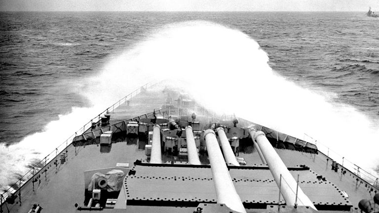 Pohled dívající se na HMS vévoda z Yorku. Pic: Ap