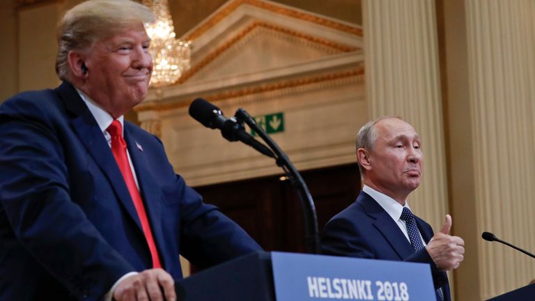 Prezident Putin a prezident Donald Trump poskytují v roce 2018 společnou zpravodajskou konferenci v Helsinkách.