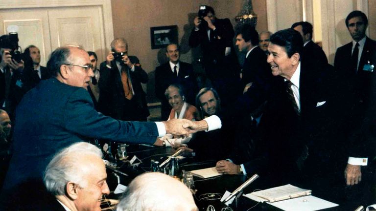 Sovětský vůdce Mikhail Gorbachev, vlevo, třese rukama s prezidentem Ronaldem Reaganem na Ženevské konferenci v listopadu 1985. Obrázek: AP