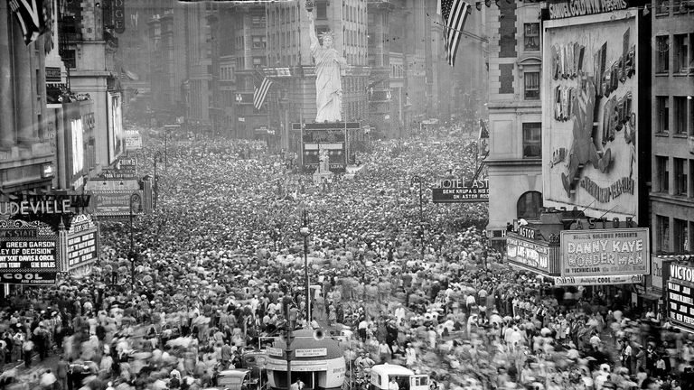 Tisíce vzali na New York's Times Square poté, co prezident Truman oznámil japonské bezpodmínečné kapitulace dne 14. srpna 1945.