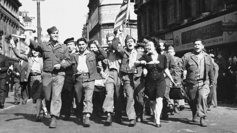 London Servicemen Parade k Piccadilly Circus v Londýně na vyslechnutí japonské nabídky kapitulace. Soubor pic: ap