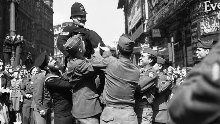 Novozélandský námořník a tři předsedy GIS policista v Piccadilly Circus po vyslechnutí japonské nabídky kapitulace. Soubor pic: ap