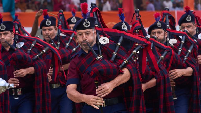 Dudy z policie Džammú Kašmír vystupující v Srinagaru v indickém Kašmíru. Pic: Ap