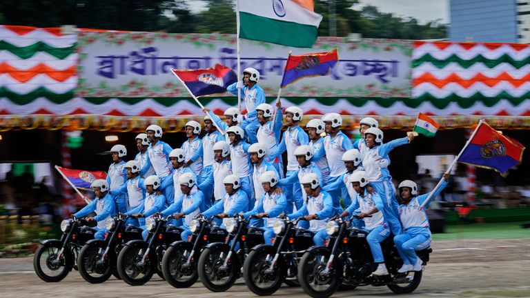 Assam Police Commandos ve formaci motorky na přehlídce v Guwahati. Pic: Ap
