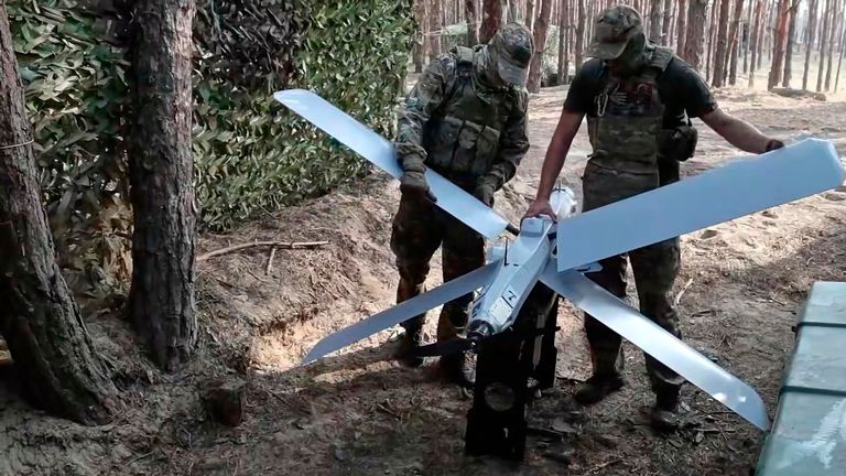 Ruští vojáci se připravují na zahájení Dron Lancet na nezveřejněném místě na Ukrajině. Pic: Ruská ministerstvo obrany tiskové služby/AP