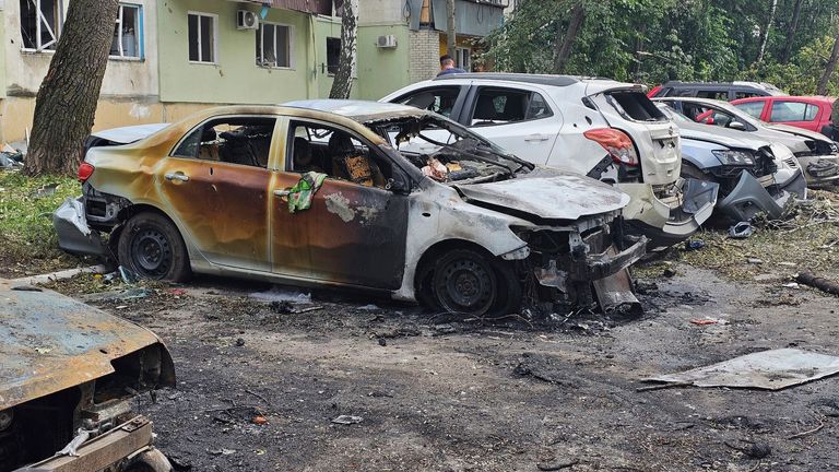 Při stávce byla také poškozena auta. Pic: Kursk Regional Government/AP