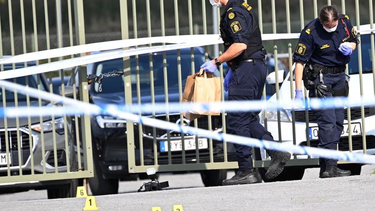 Policie mimo mešitu v Orebro. Pic: Ap