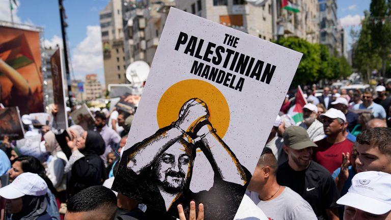 Protestující na Západním břehu Jordánu drží plakát zobrazující Barghotiti během rally v solidaritě s Gazou a vězněmi drženými Izraelem. Pic: Ap