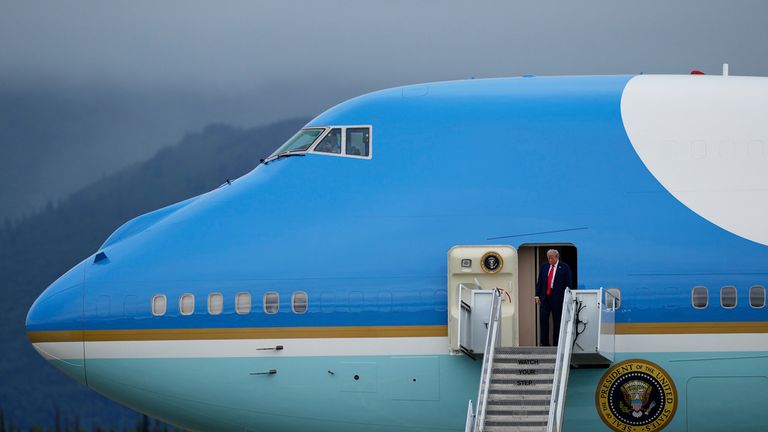 Pan Trump dorazí na Air Force One. Obrázek: Julia Demaree Nikhinson/PA