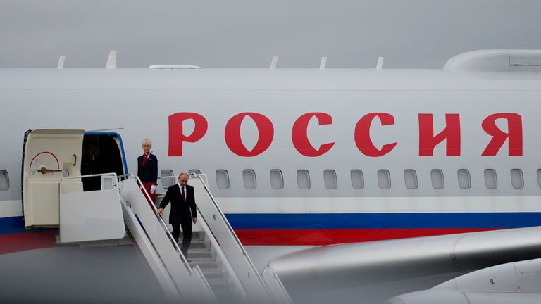 Pan Putin vystoupí z Ilyushin IL-96. Obrázek: Julia Demaree Nikhinson/AP