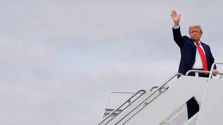 Prezident Trump má vlny na rozloučenou, když po schůzce na palubě letectva. Obrázek: Julia Demaree Nikhinson/PA