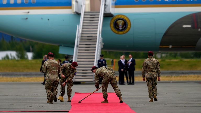 Američtí vojáci čistí červený koberec. Pic: Ap