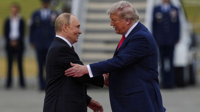 Donald Trump vřele pozdravil Vladimíra Putina na Aljašském summitu. Pic: Ap