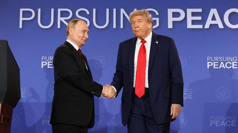 Trump se vyhýbá Putinovi pohledu na tiskové konferenci. Pic: Ap