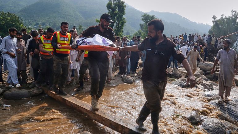 Záchranáři v sobotu přepravují tělo oběti v Bunerovi v Pákistánu. Pic: Ap