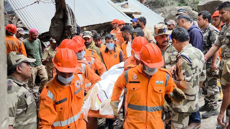 Záchranné dělníci nesou tělo oběti povodní v Chasoti v Indian Kašmír. Pic: Reuters