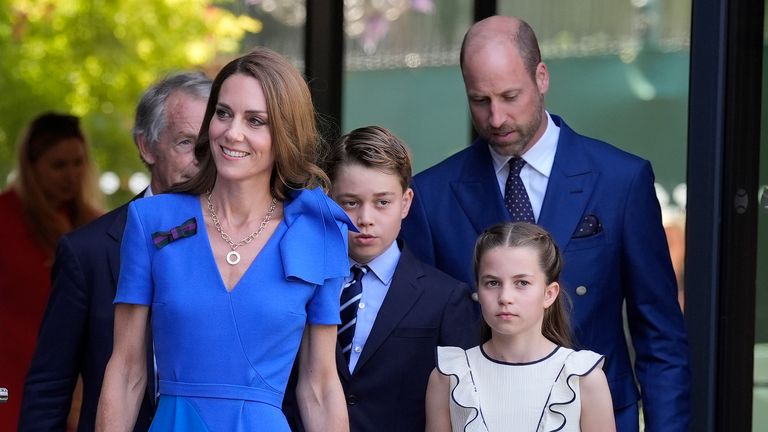 Princ a princezna z Walesu dorazí do Wimbledonu s princem Georgem (centrem) a princeznou Charlotte. Pic: Pa