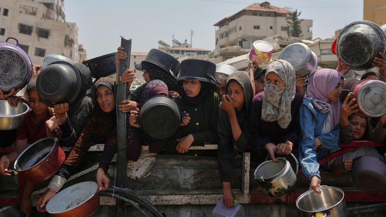 Palestinci se snaží získat pomoc v komunitní kuchyni ve městě Gazy. Pic: Ap