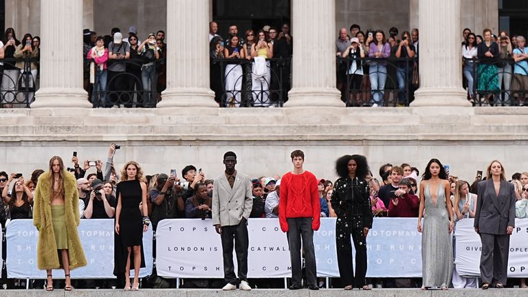 Modely před Národní galerií na londýnském náměstí Trafalgar. Pic: Pa