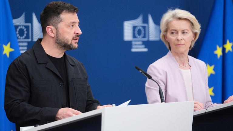 Prezident Evropské komise Ursula von der Leyen, Right, se připojil k panu Zelenskyymu na nedělní konferenci v neděli. Pic: Ap