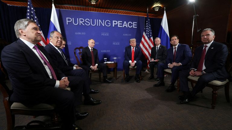 Putin a Trump na Aljašce, každý lemovaný lidmi z jejich správy. Pic: Reuters 